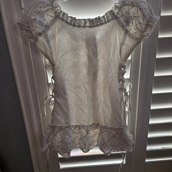 Elegant Cream Lace Women's Top Size Small - Picture 8 of 8